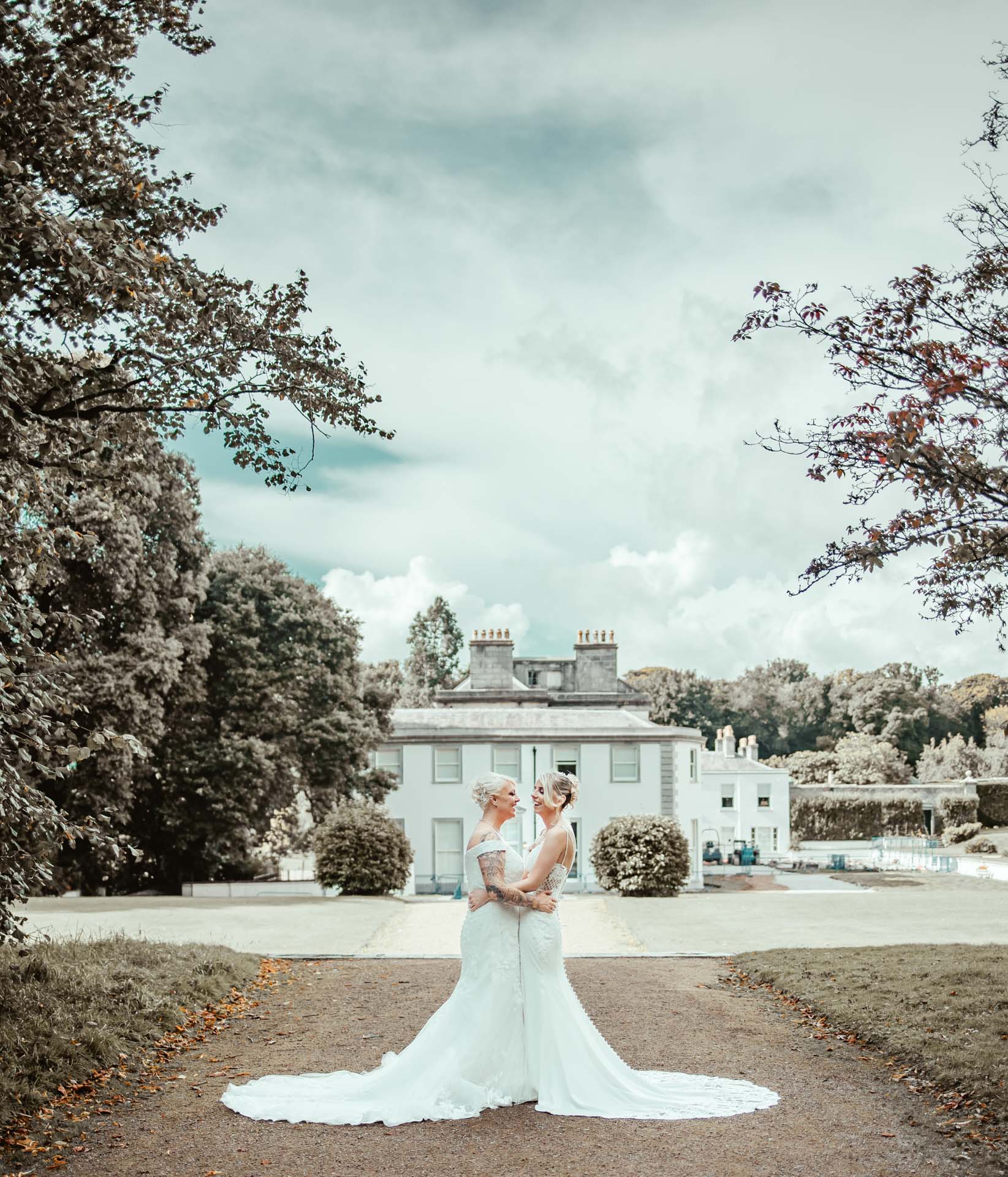 Bride and groom sharing a kiss under the rain at Killarney National Park, JOD'Photography