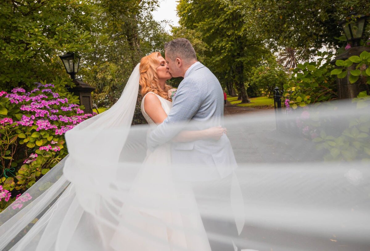 Springfield Castle courtyard confetti moment – JOD Photography