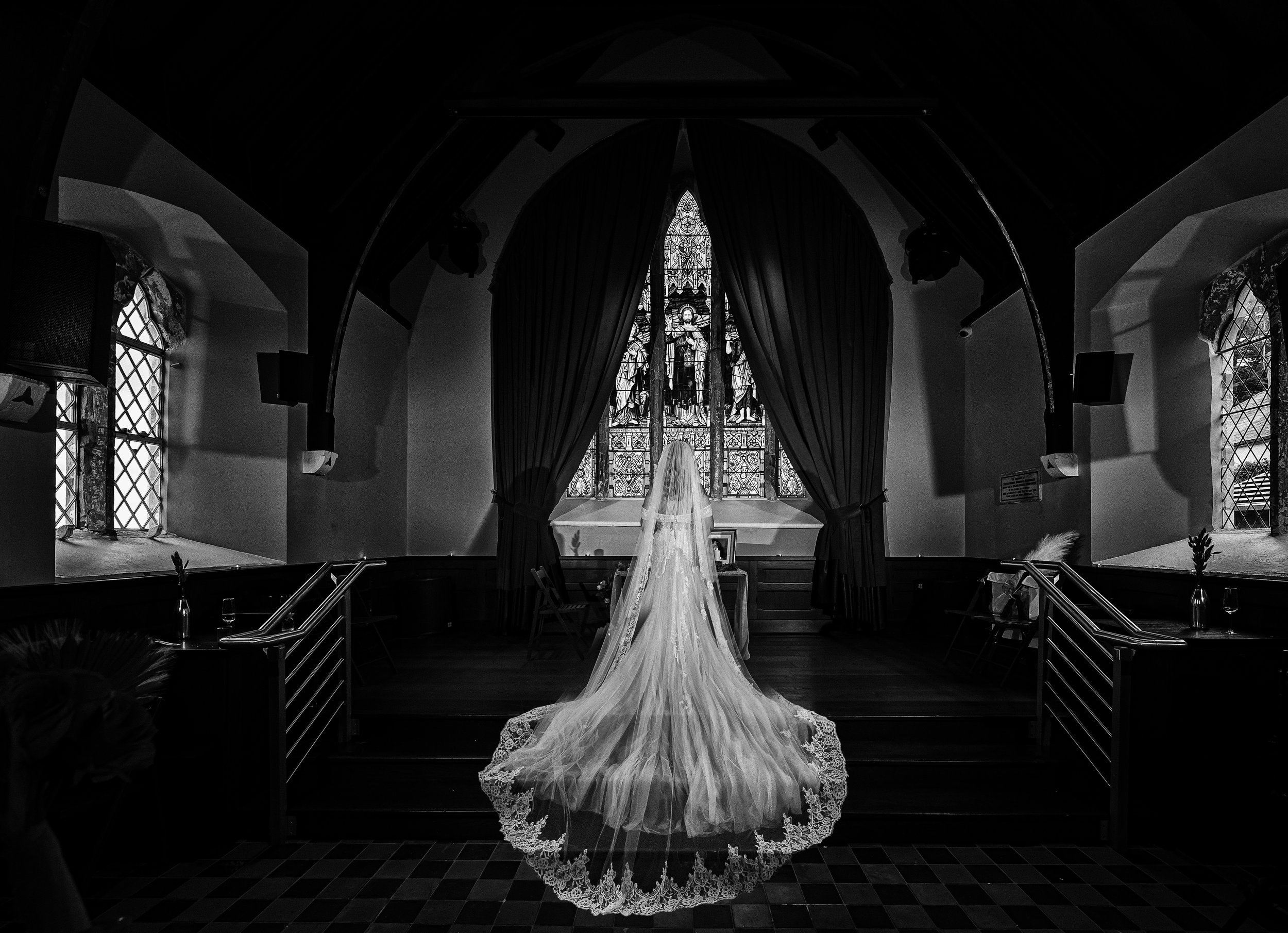Amanda & Andrew walking hand in hand along the beautiful grounds of Garryvoe Hotel, Cork – JOD Photography