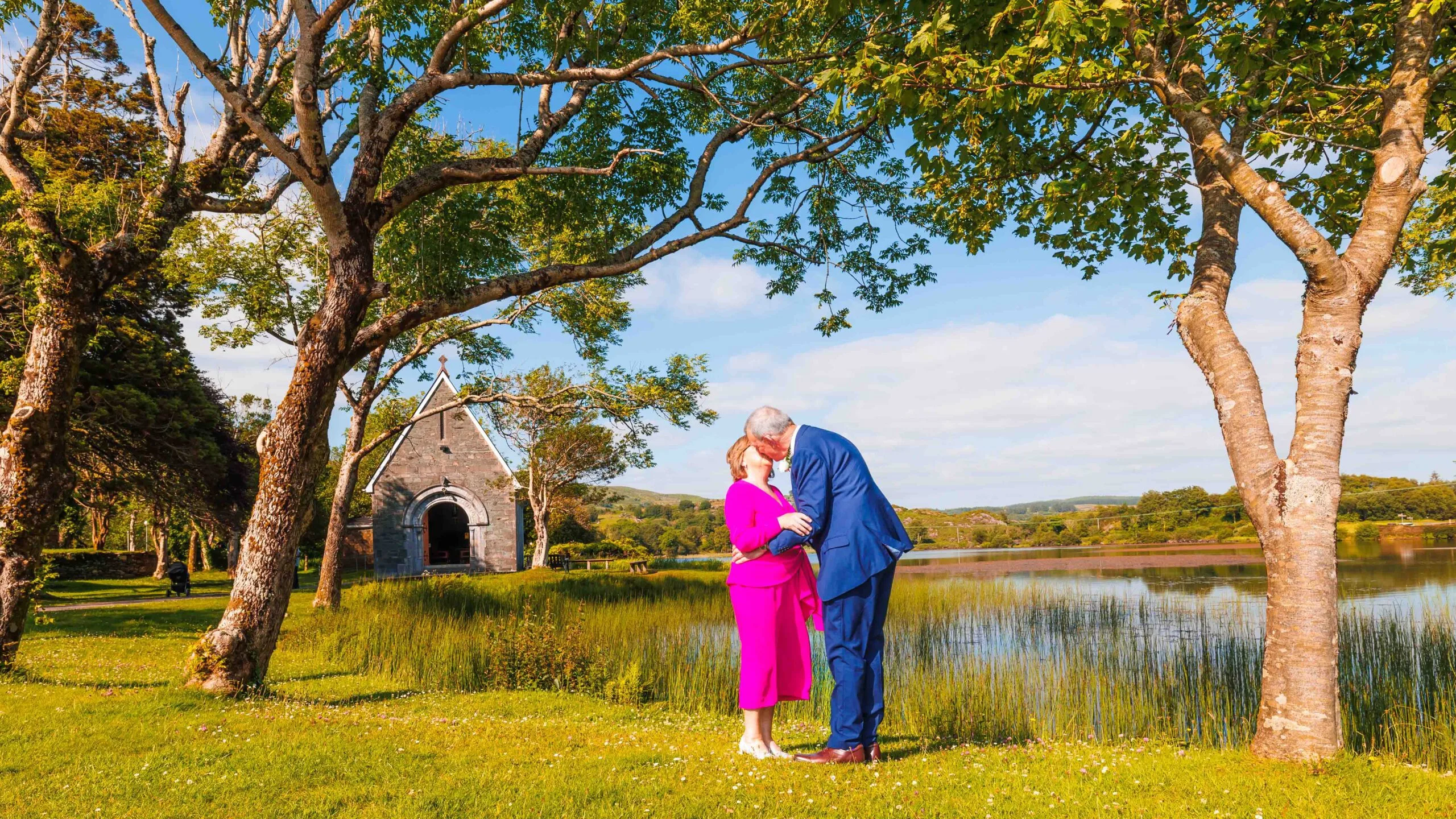 Groom arriving at Gougane Barra carrying a wooden box – JOD'Photography