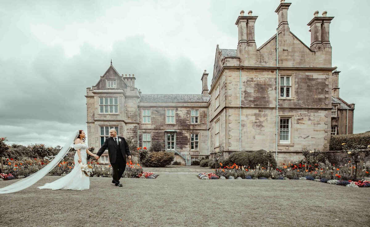 Group photo with Ann Marie, Stuart, and their family in the gardens – JOD Photography