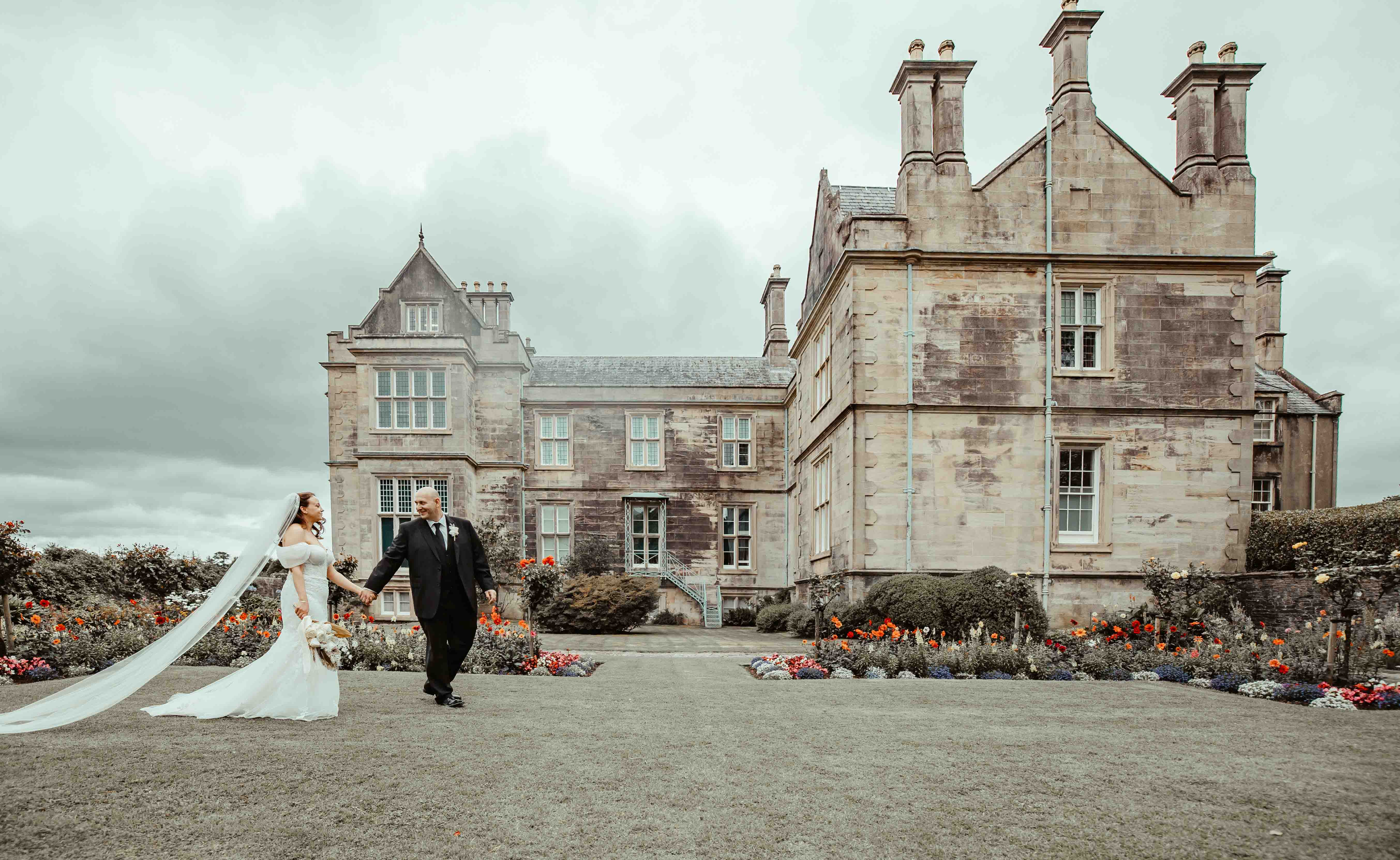 Group photo with Ann Marie, Stuart, and their family in the gardens – JOD Photography