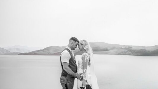 Destination wedding group photo with family and friends – JOD Photography