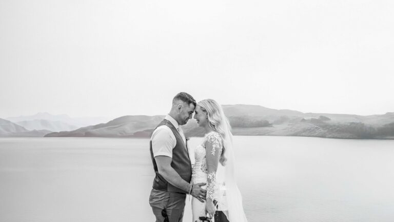 Destination wedding group photo with family and friends – JOD Photography
