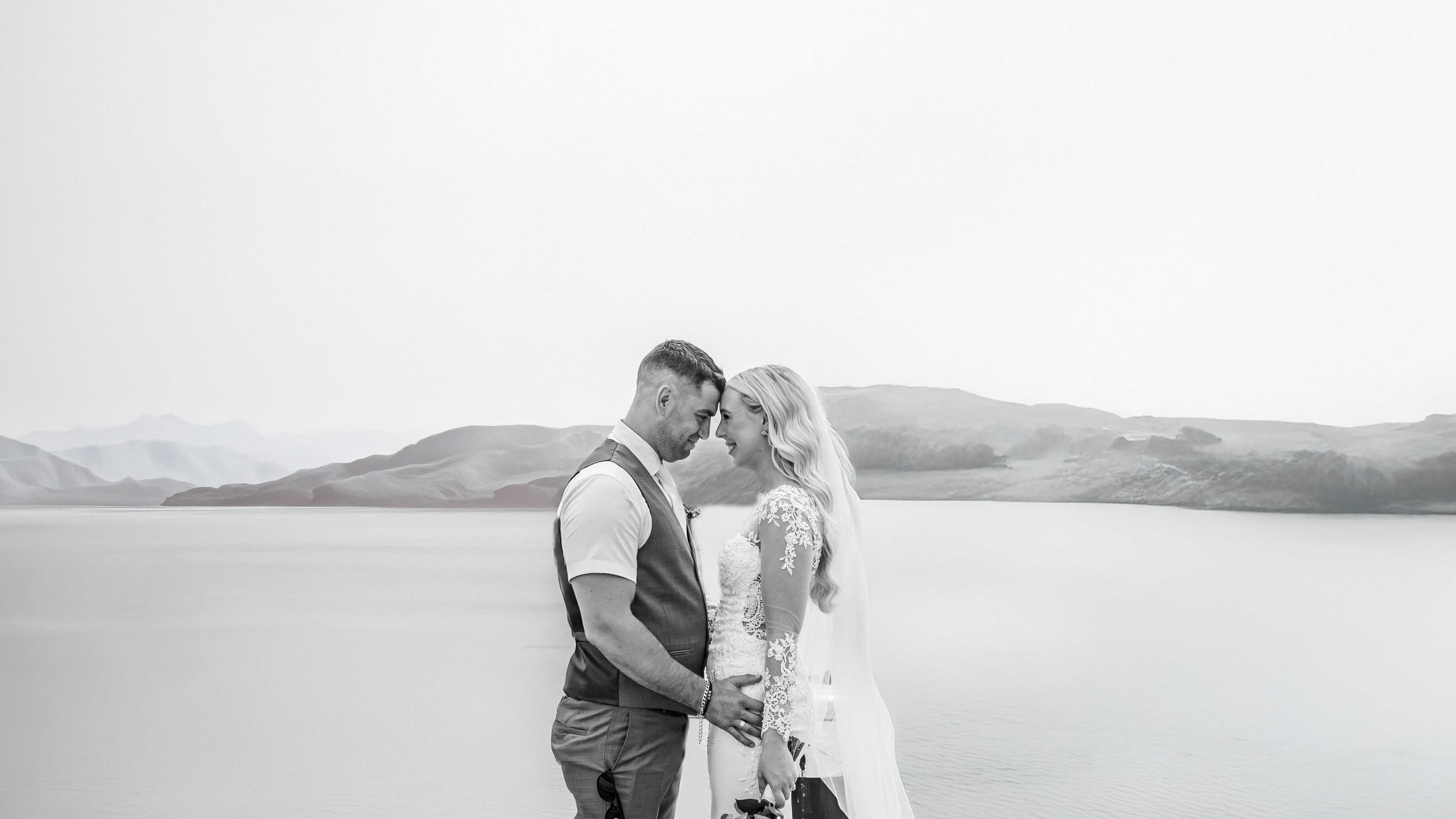 Destination wedding group photo with family and friends – JOD Photography