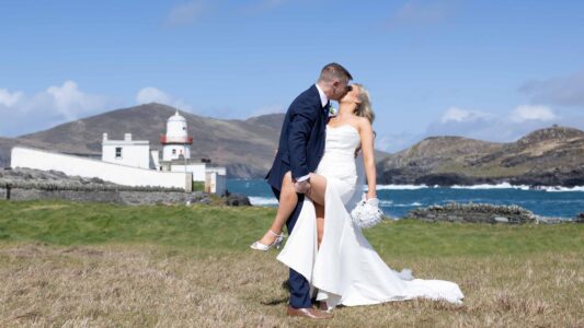 couple kissing near valentia lighthouse wild atlantic way wedding – JOD Photography
