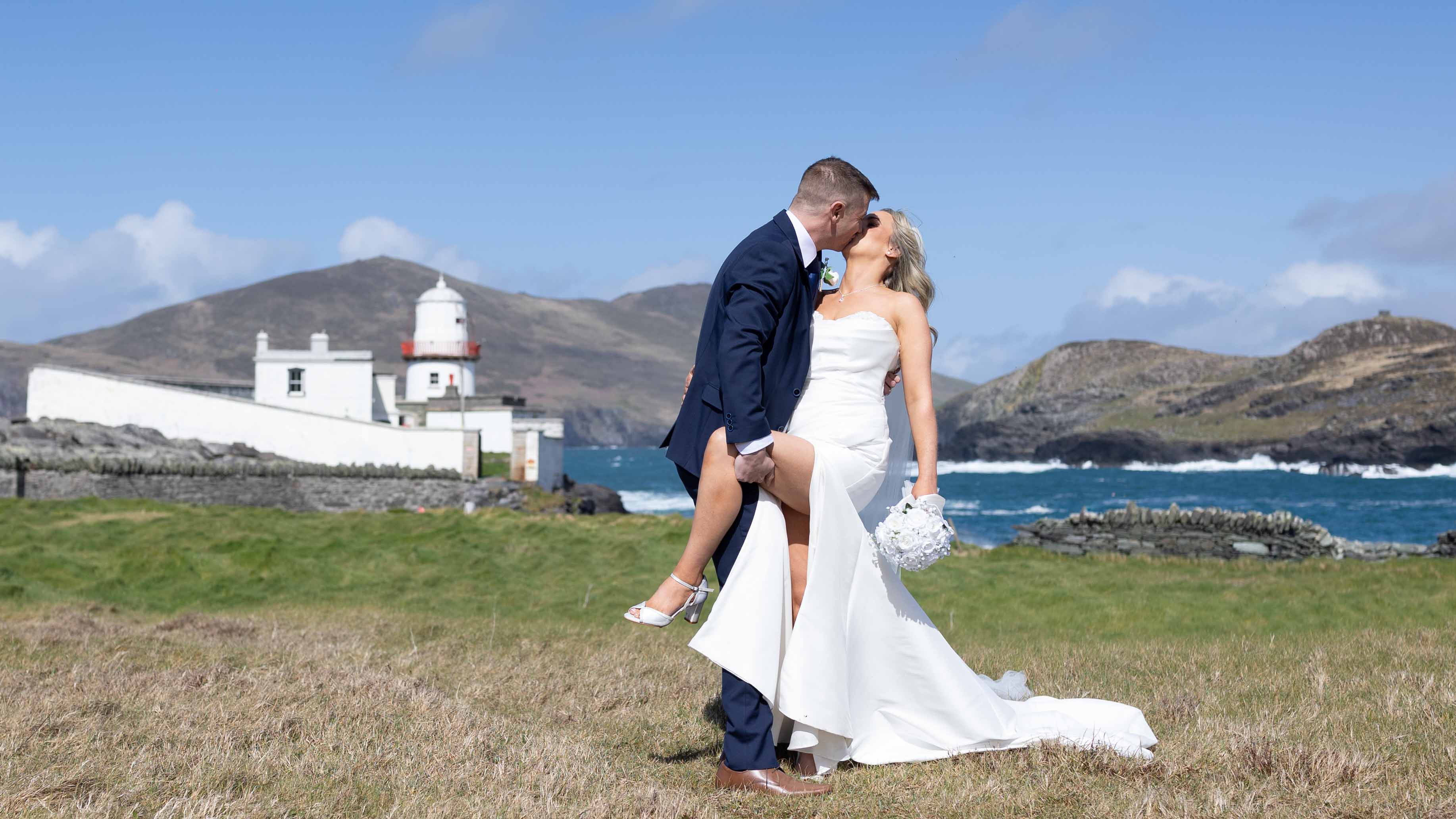 couple kissing near valentia lighthouse wild atlantic way wedding – JOD Photography