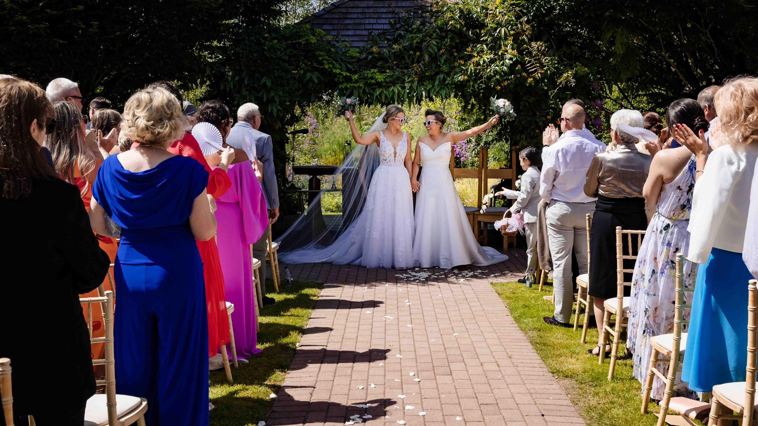 Ceremony singer performing during the outdoor wedding ceremony – JOD Photography