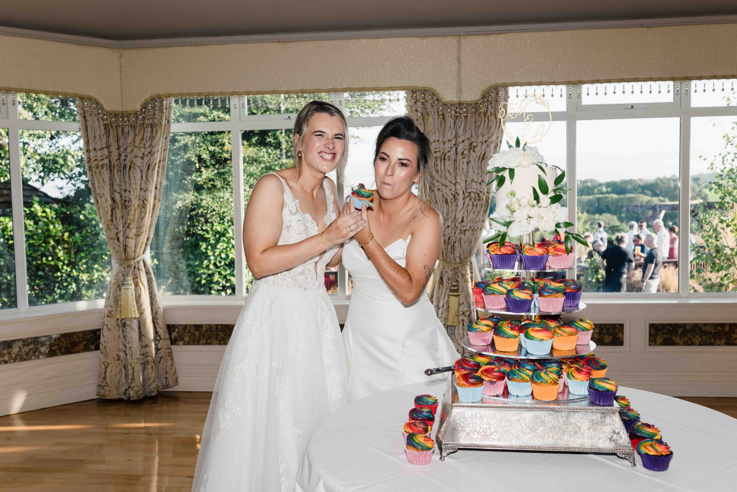 Wedding cake cutting filled with laughter and smiles – JOD Photography