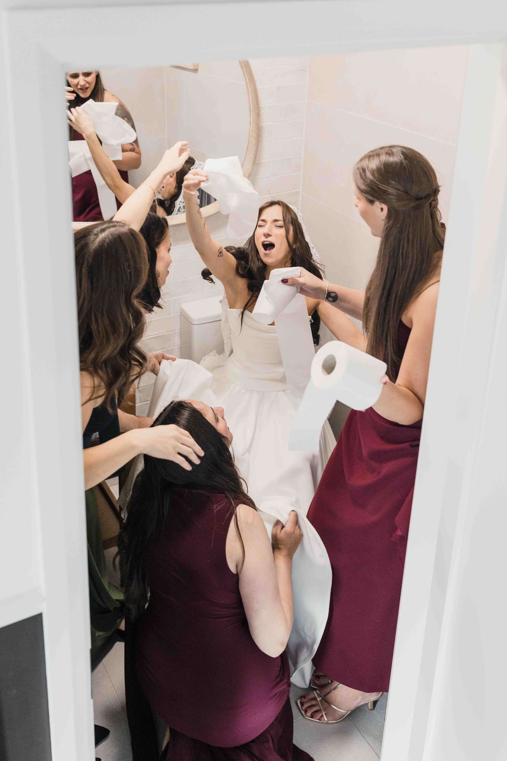 Fun candid moment between Andzelika and her bridesmaids before the ceremony – JOD Photography