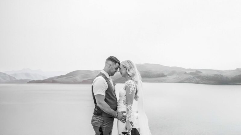 Destination wedding group photo with family and friends – JOD Photography